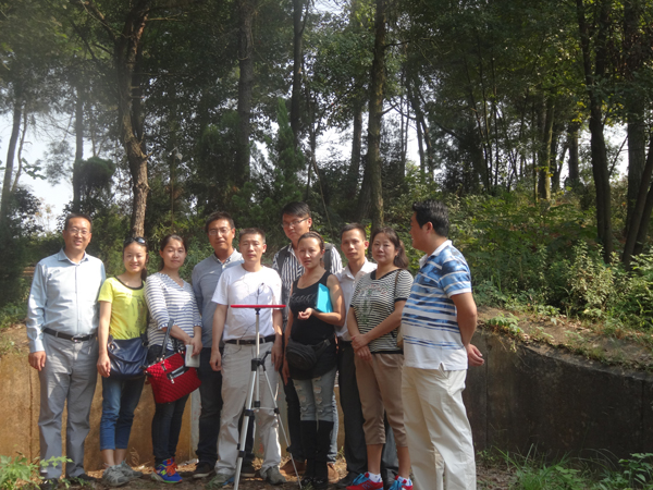 傅老师带学生上山学习土葬风水