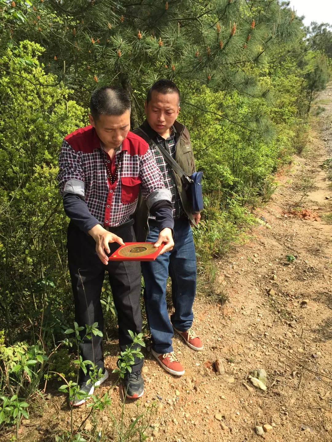 傅老师正在量过峡处