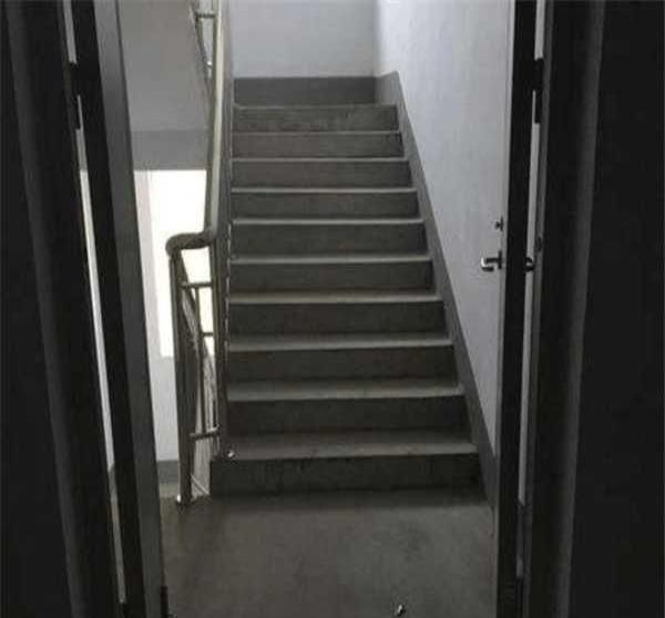 开门对上楼梯的风水问题