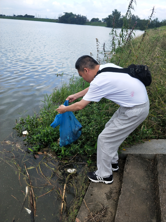 湖南风水培训师傅国清放生现场（时值雨后，捞刀河河道周边有飘游物，并非环境不好）